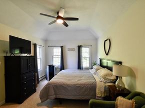 5 Eleanor La, Charlton MA 01507