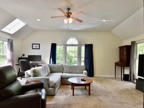 5 Eleanor La, Charlton MA 01507