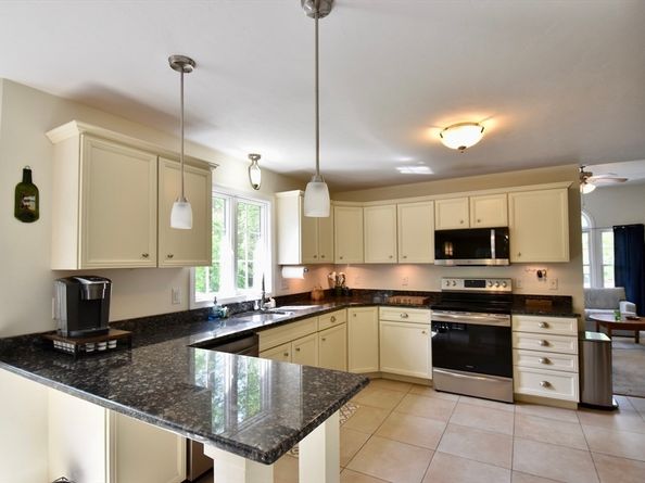 5 Eleanor La, Charlton MA 01507
