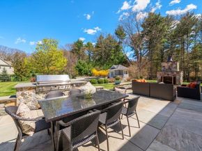 1 Betsy Ln, Dover MA 02030