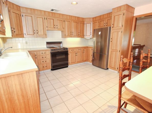 8 Deerfield Rd, Shrewsbury MA 01545
