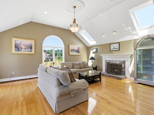 27 Charles Ave, Uxbridge MA 01569