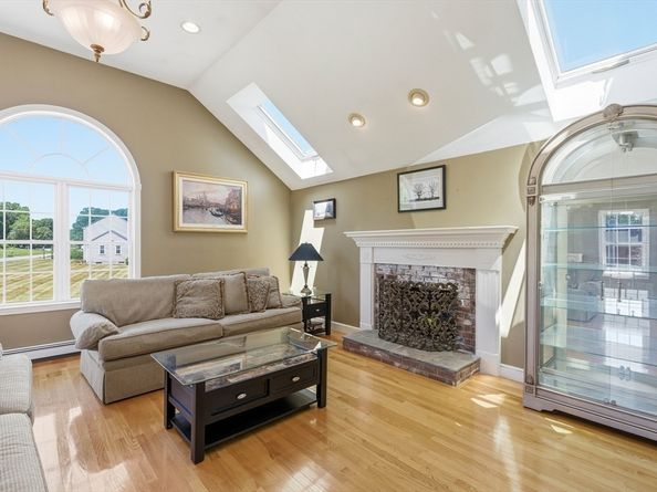 27 Charles Ave, Uxbridge MA 01569