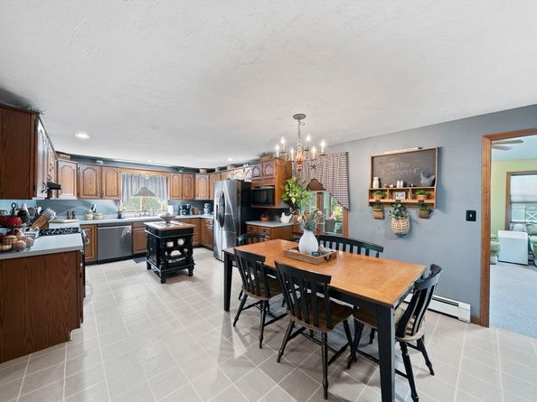 11 Leonard St, Carver MA 02330