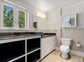 14 Maple St, Sturbridge MA 01566