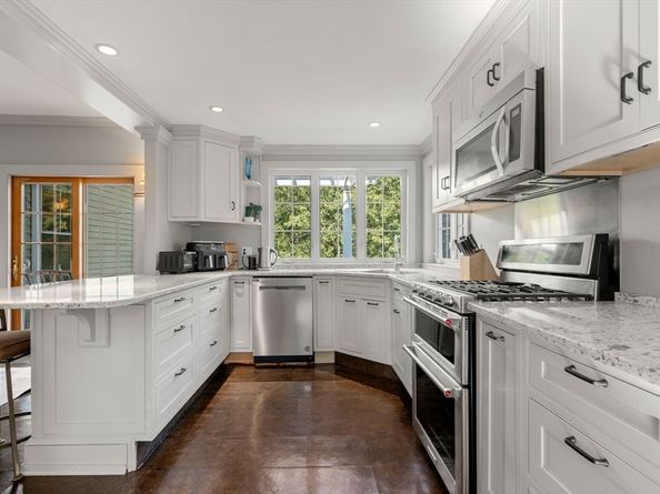 14 Maple St, Sturbridge MA 01566