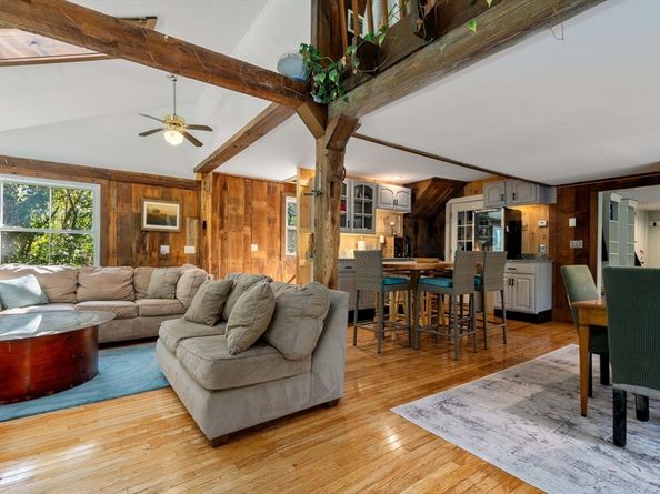 14 Maple St, Sturbridge MA 01566