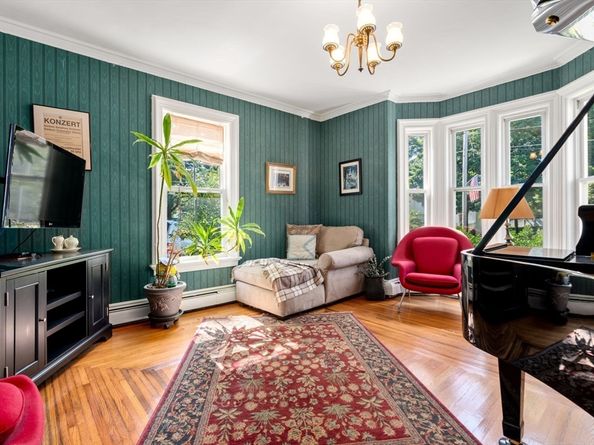 14 Maple St, Sturbridge MA 01566