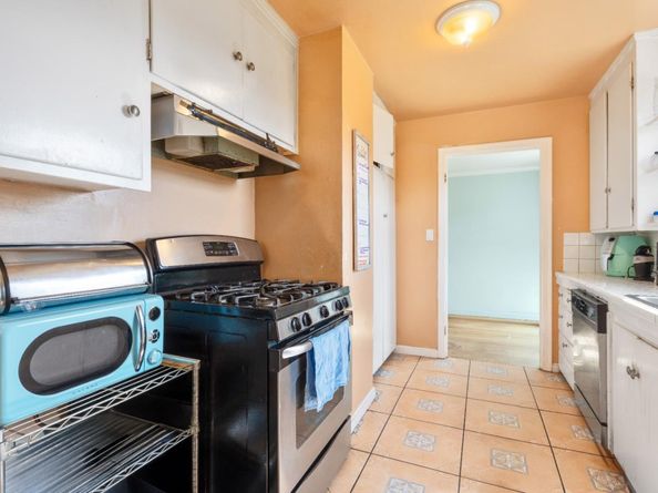 9401 Castlewood Street, Oakland CA 94605