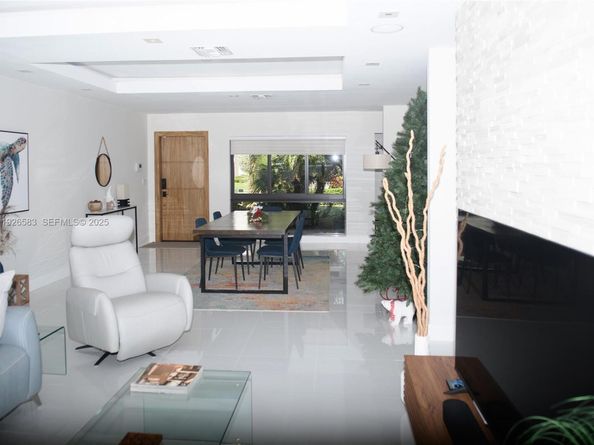 2734 SE 14th St, Pompano Beach FL 33062