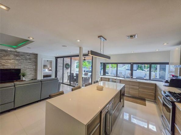 2734 SE 14th St, Pompano Beach FL 33062