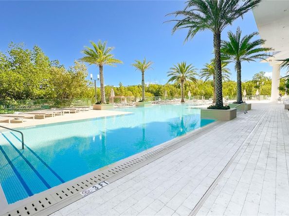 16385 Biscayne Blvd 405, North Miami Beach FL 33160