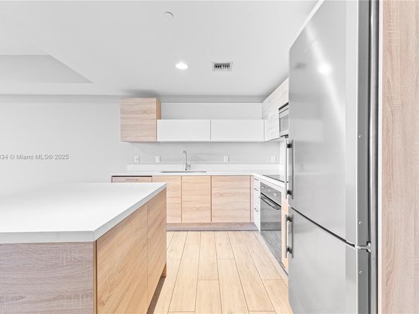 16385 Biscayne Blvd 405, North Miami Beach FL 33160