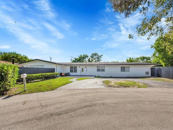 10504 SW 77th Ct, Pinecrest FL 33156