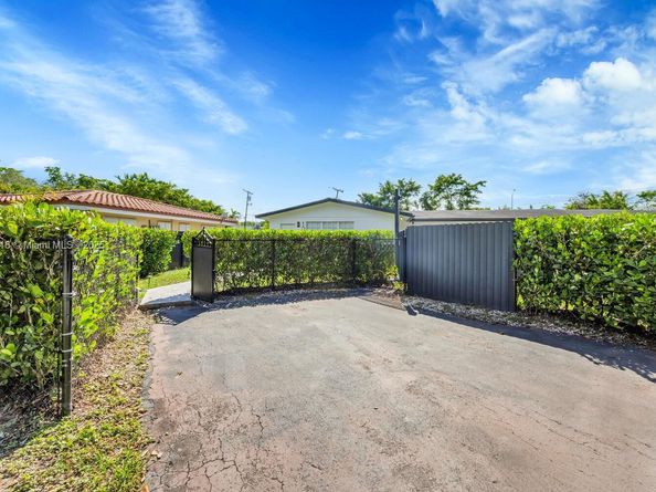 10504 SW 77th Ct, Pinecrest FL 33156