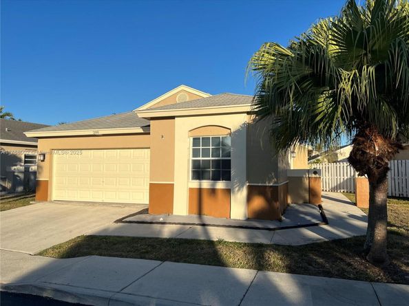 200 W Riverbend Dr, Sunrise FL 33326
