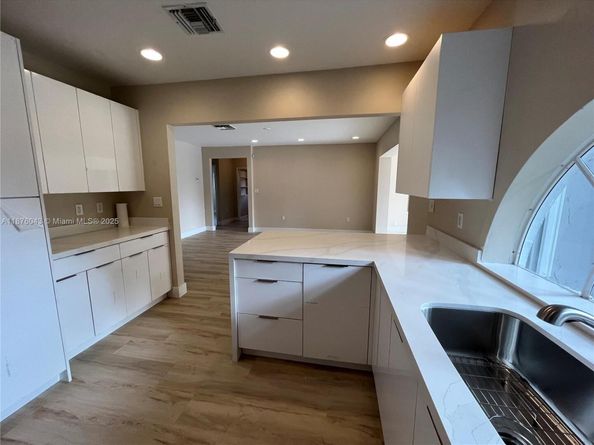 550 NE 174th St, North Miami Beach FL 33162