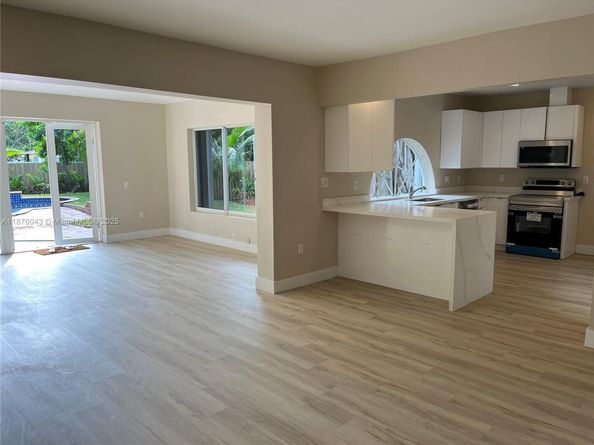 550 NE 174th St, North Miami Beach FL 33162