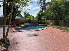 550 NE 174th St, North Miami Beach FL 33162