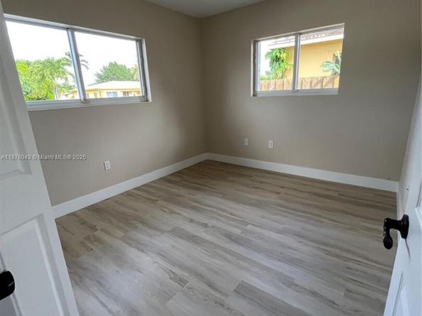 550 NE 174th St, North Miami Beach FL 33162