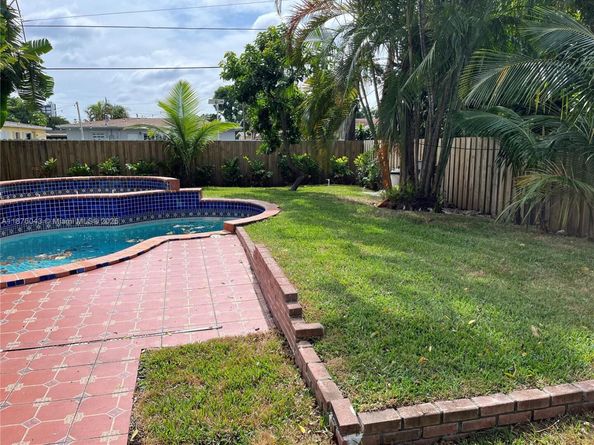 550 NE 174th St, North Miami Beach FL 33162