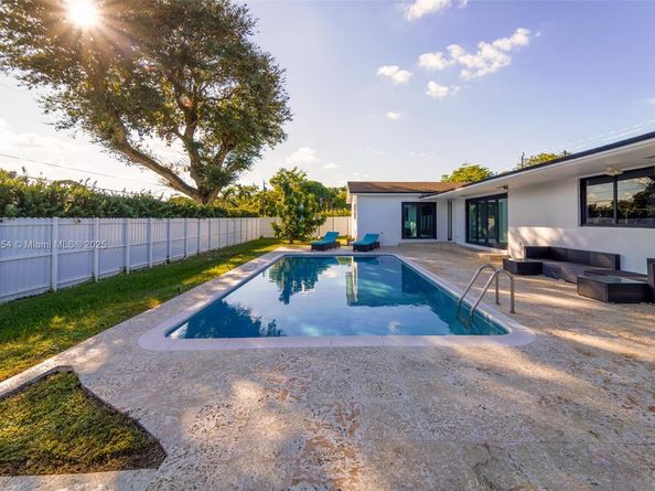 1850 NE 199th St, Miami FL 33179