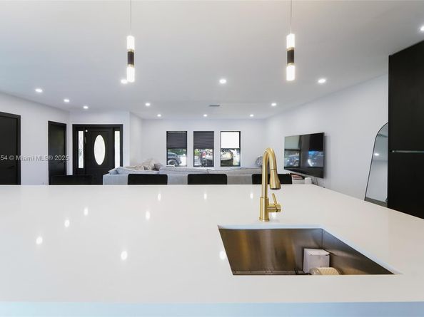 1850 NE 199th St, Miami FL 33179