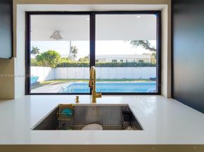 1850 NE 199th St, Miami FL 33179