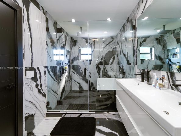 1850 NE 199th St, Miami FL 33179