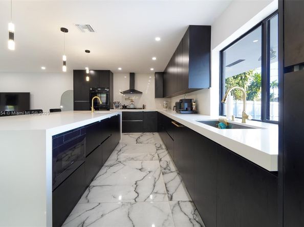 1850 NE 199th St, Miami FL 33179