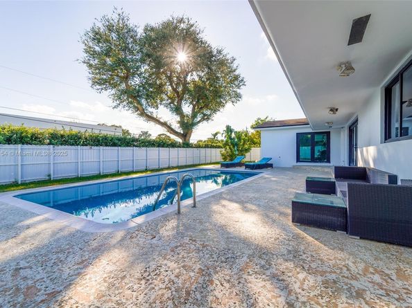 1850 NE 199th St, Miami FL 33179