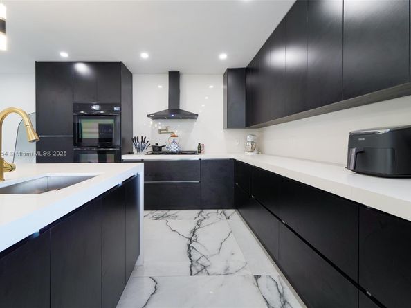 1850 NE 199th St, Miami FL 33179