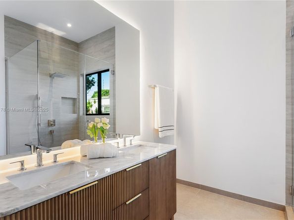 2434 SW 19th St, Miami FL 33145