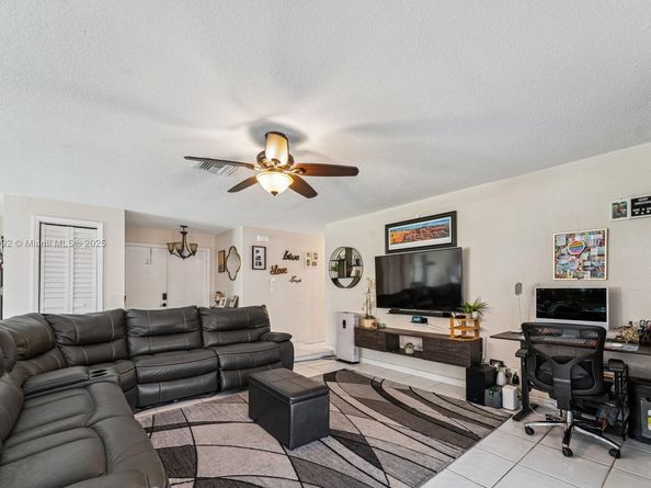 8107 NW 73rd Ter, Tamarac FL 33321