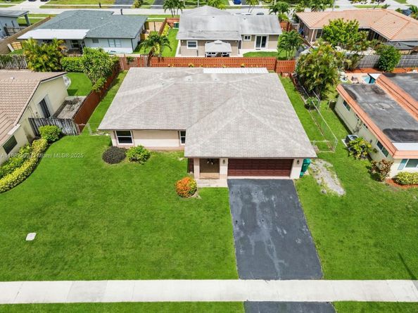 8107 NW 73rd Ter, Tamarac FL 33321