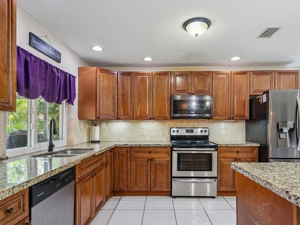 8107 NW 73rd Ter, Tamarac FL 33321