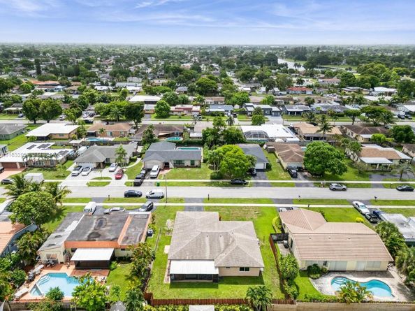 8107 NW 73rd Ter, Tamarac FL 33321