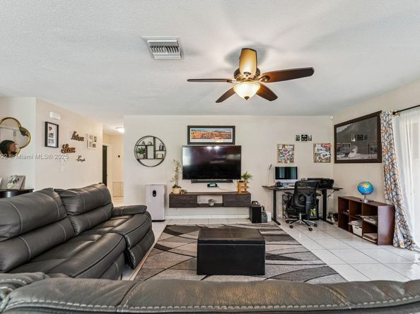 8107 NW 73rd Ter, Tamarac FL 33321
