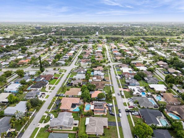 8107 NW 73rd Ter, Tamarac FL 33321