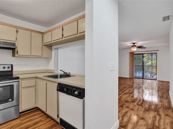 1156 NW 106th Ter 204, Pembroke Pines FL 33026