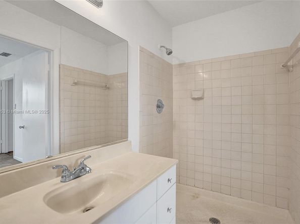 1156 NW 106th Ter 204, Pembroke Pines FL 33026