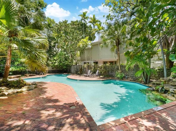 3169 Via Abitare Way 6, Miami FL 33133