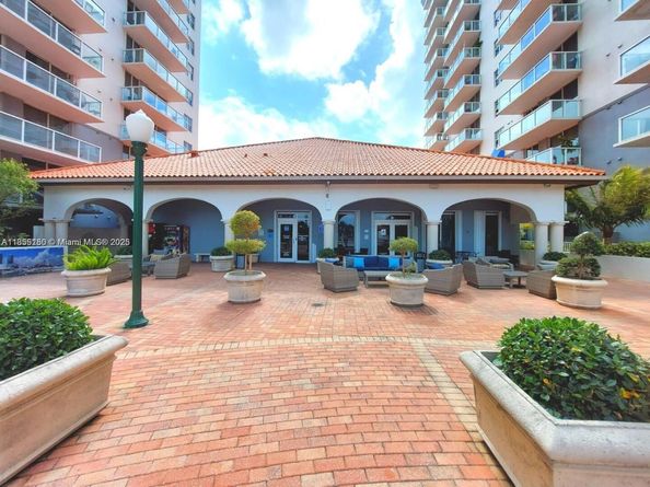 5077 NW 7th St 1111, Miami FL 33126