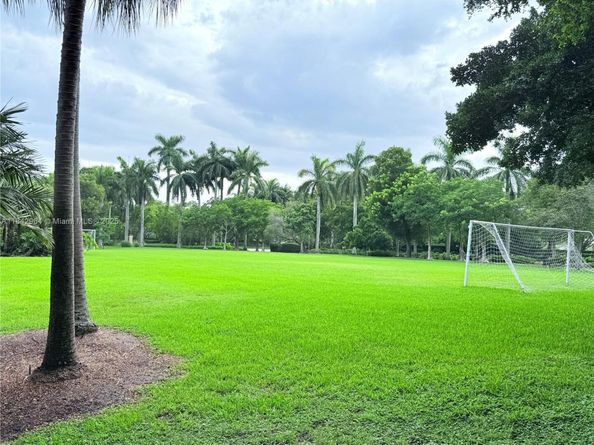 260 Montclaire Dr, Weston FL 33326