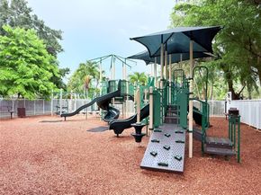 260 Montclaire Dr, Weston FL 33326
