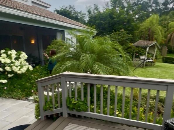 260 Montclaire Dr, Weston FL 33326