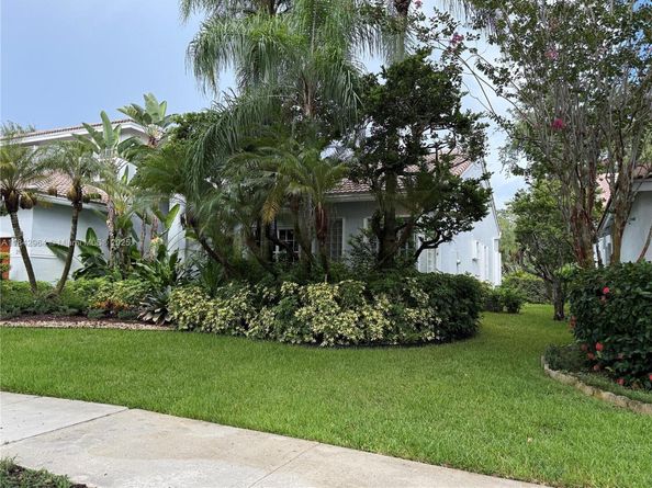 260 Montclaire Dr, Weston FL 33326