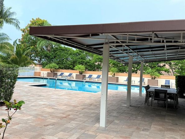 260 Montclaire Dr, Weston FL 33326