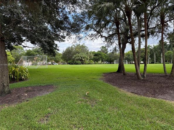 260 Montclaire Dr, Weston FL 33326