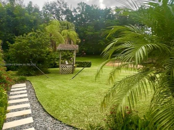 260 Montclaire Dr, Weston FL 33326